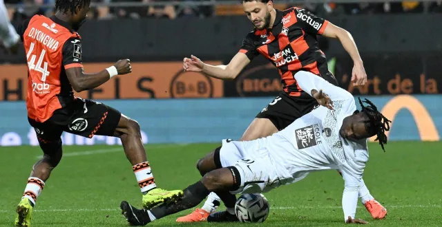 photo  pris en tenaille entre darlin yongwa et montassar talbi, goduine koyalipou n’a pas existé, dimanche au moustoir.  &copy;  jérôme fouquet/ouest-france. 
