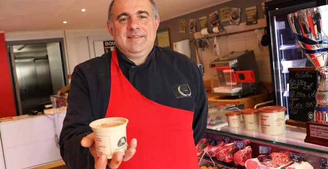 photo  le sabolien olivier aubert a remporté la médaille d’or pour ses rillettes artisanales dans la catégorie des bouchers charcutiers au concours de mamers, samedi 14 février 2026.  &copy;  ouest-france 