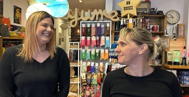 photo  début janvier 2026, delphine leboucher (à droite) avait annoncé fermer son magasin. désormais, elle cherche un repreneur.  &copy;  archives ouest-france 