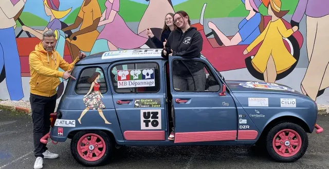 photo  la 4l décorée par l’artiste.  &copy;  philippe berneux 