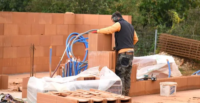 photo  le secteur du btp reste fragile. mais quelques signaux positifs se font jour.  &copy;  archives co - marie delage 