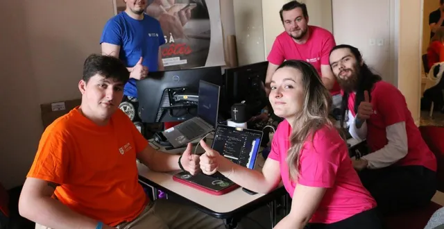 photo  éliott, marcelin, clara, arthur et pierre-louis, étudiants à l’ensim, école nationale supérieure d’ingénieurs du mans (sarthe), lors de la dernière édition des 24 heures du code, défi réunissant étudiants et professionnels dans une compétition amicale autour de la programmation informatique.  &copy;  archives ouest-france 