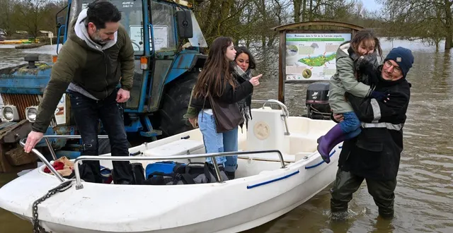 photo  steve et aurélie, avec leurs filles lilou et maddie, ont navigué avec hugues pour rejoindre la terre ferme.  &copy;  co – laurent combet 