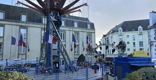photo  en raison d’un incident, un manège de la fête foraine de granville (manche) est partiellement fermé.  &copy;  ouest-france 