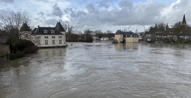 photo  le loir a commencé à déborder à la flèche (sarthe).  &copy;  ouest-france 
