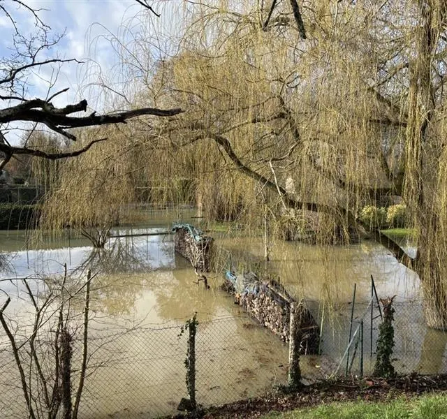photo des jardins inondés le long du boulevard de la république à la flèche (sarthe).  ©  ouest-france