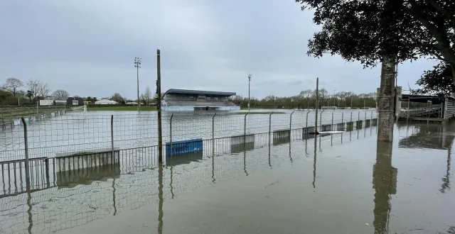 photo  à ancenis, la loire a quitté son lit et a envahi les points bas de la ville, comme une partie du camping ainsi que le stade de la davrays.  &copy;  ouest-france 