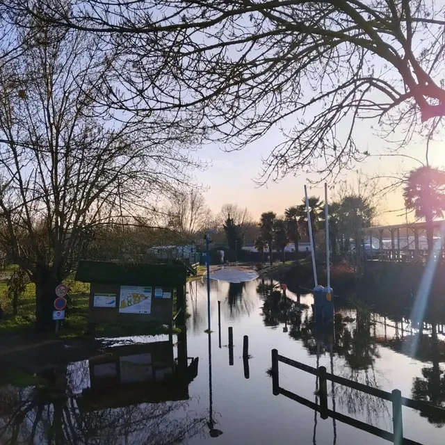 À Ancenis, la Loire a quitté son lit et a envahi les points bas de la ville, comme une partie du camping ainsi que le stade de la Davrays. Ouest-France photo à ancenis, la loire a quitté son lit et a envahi les points bas de la ville, comme une partie du camping ainsi que le stade de la davrays. © ouest-france