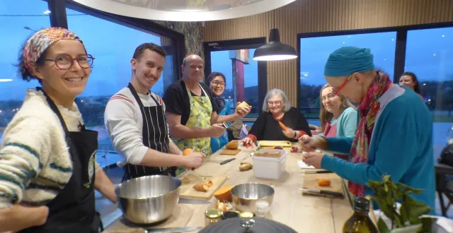 photo  l’atelier cuisine était animé par sandra raveneau, au premier plan à gauche.  &copy;  ouest-france 