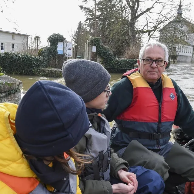 Le maire de Behuard, Bruno Richou, et ses deux petits enfants, Johan et Margaux : « ici on a cette culture de l’inondation. On sait que la Loire est capricieuse. » Mathieu Pattier / Ouest France photo le maire de behuard, bruno richou, et ses deux petits enfants, johan et margaux : « ici on a cette culture de l’inondation. on sait que la loire est capricieuse. » © mathieu pattier / ouest france