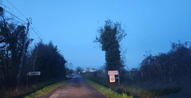 photo  peu avant l’entrée de rouans, route de la garenne, un jeune homme de 21 ans a trouvé la mort, dimanche 15 février.  &copy;  ouest-france 