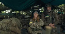 actu cin&eacute;ma  alisa kovalenko, engagée sur le front en 2022, avec les volontaires ukrainiens, près de kharkiv. 