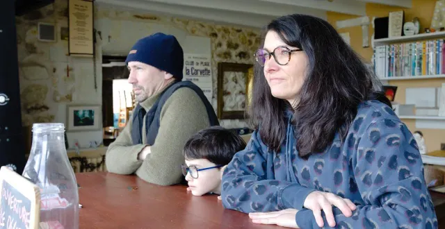 photo  le thoureil, lundi 16 février. anne, nicolas et leur fils guettent le niveau de la loire depuis leur bistrot. « malheureusement, il n’y a pas grand-chose d’autre à faire. »  &copy;  co – robin peter 