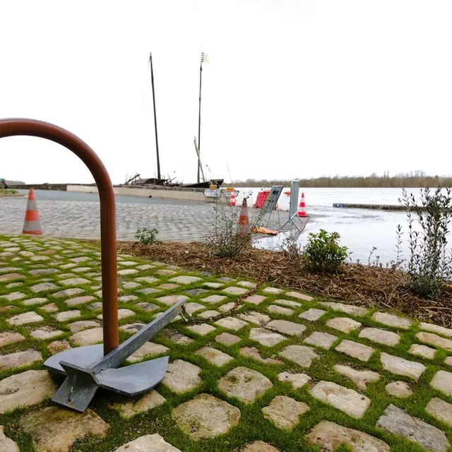 photo le thoureil, lundi 16 février. une toue a fixé son ancre sur un parc à vélo.  ©  co – robin peter