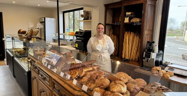 photo  beaucoup d’espace avec aussi un coin épicerie et un grand parking à la boulangerie de la croix-sonnet, à touques (calvados).  &copy;  ouest-france 