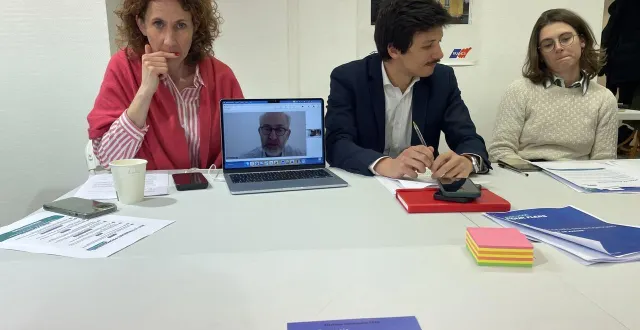 photo  armelline salliot, numéro deux de la liste, jean-françois brisset, à distance et candidat pour les élections municipales de flers, tâm nguyen, directeur de campagne, présentent leurs premières mesures.  &copy;  ouest-france 