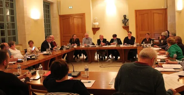 photo  réunis jeudi soir à la mairie, 22 membres du conseil municipal ont participé à la séance.  &copy;  le maine libre 