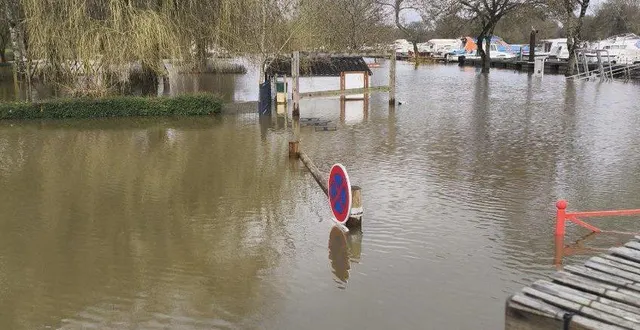 photo  le camping est bien recouvert d’eau. la barrière automatique donne un aperçu du niveau de l’eau.  &copy;  ouest-france 