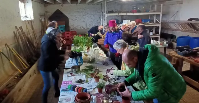photo  une quinzaine de personnes ont participé à l’atelier bouturage organisé par les heureux jardiniers et le collectif maison pour tous, samedi matin, à fosse louvette. chacun avait amené une plante à multiplier et à donner. après l’accueil café, un temps a été consacré à des échanges de boutures mais aussi à des distributions de conseils. tous sont repartis avec au moins une bouture.  &copy;  ouest-france 