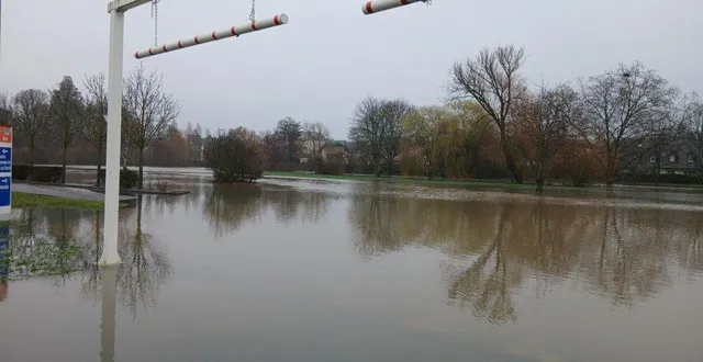 photo  après les fortes pluies, l’huisne a débordé. le parking et l’accès aux commerces du rond-point (lidl) vers le centre-ville en venant du mans, sont inaccessibles de ce côté de la ville.  &copy;  ouest-france 