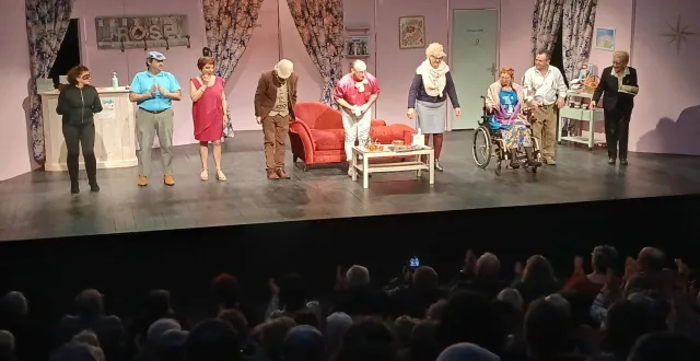 photo  ce dimanche, la section locale d’anciens combattants acpg a organisé sa traditionnelle séance de théâtre, accueillant la troupe de théâtre l’échauguette de bouloire. devant une salle remplie de 200 spectateurs, la troupe a livré une prestation pleine d’énergie. le public, conquis par l’humour et le talent des acteurs, a largement salué la performance avec des rires et des applaudissements nourris tout au long de la séance.  &copy;  ouest-france 