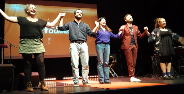 photo  le théâtre philippe-noiret accueillait, jeudi 12 février, « le petit détournement » un spectacle inédit qui a attiré un large public. la compagnie nantaise « la poule improvisation » avait dépêché cinq de ses membres pour animer cette soirée divertissante autant que culturelle. comédiens spécialistes de l’improvisation, la mission de trois d’entre eux était de doubler en direct des extraits de films, feuilletons ou séries en imaginant des répliques dans lesquelles devaient se glisser des thèmes ou mots imposés. une musicienne, elle aussi en direct, accompagnait au clavier les séquences tandis qu’un animateur donnait à l’exercice une dimension « show ». discipline théâtrale à part entière, l’improvisation fait appel à l’imaginaire et la culture des comédiens et demande une concentration extrême pour pouvoir s’adapter continuellement à la situation. un défi relevé brillamment.  &copy;  co 