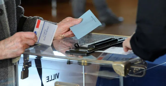 photo  photopqr/le courrier de l’ouest/josselin clair eventard le 22 avril 2012, 1er tour de l’election présidentielle 2012 bureau de vote a la mairie d’angers  &copy;  archives co – josselin clair 