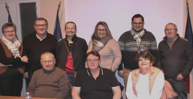 photo  l’équipe dirigeante : au premier rang la présidente entourée du vice-président et de la secrétaire.  &copy;  , co 