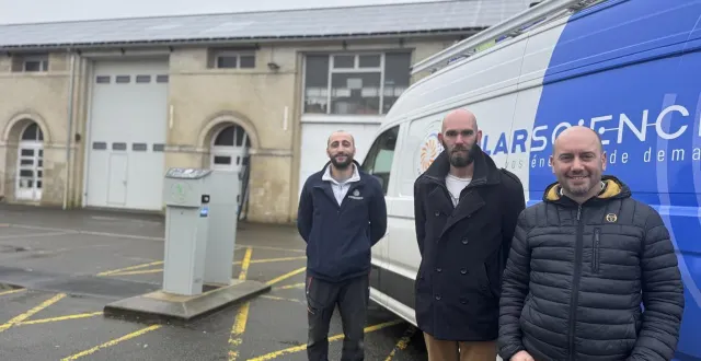 photo  romain allo, chef d’équipe, aurélien sieurin, membre du bureau d’études, et christophe guyot de solarscience.  &copy;  ouest-france 