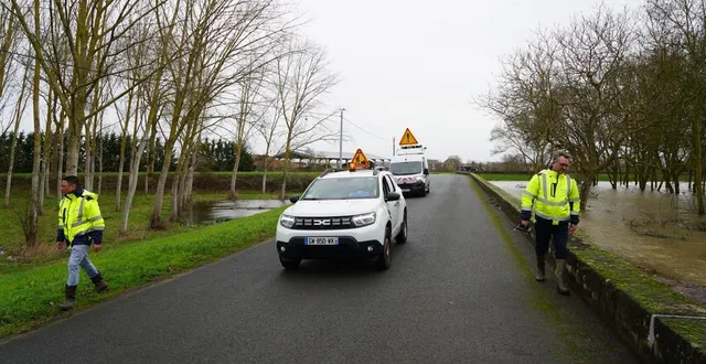 photo  deux agents surveillent la digue de la belle poule entre les ponts-de-cé et la daguenière.  &copy;  ouest-france 