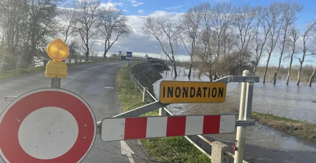 photo  de nombreuses routes de maine-et-loire sont désormais fermées à la circulation en raison de la montée des eaux, comme ici à briollay, au nord d’angers.  &copy;  ouest-france 