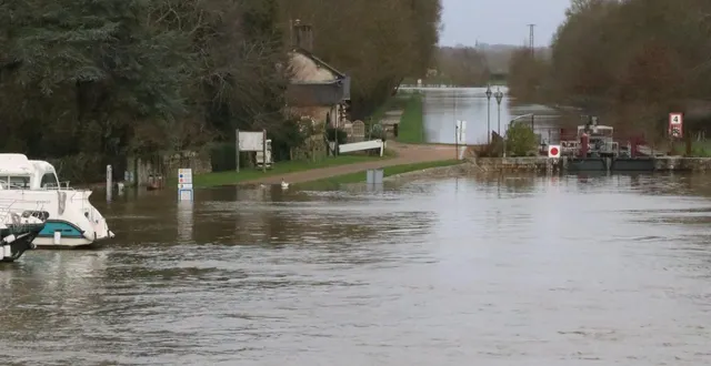 photo  le restaurant l’écluse (au fond à gauche) n’est plus accessible avec la montée du niveau de la mayenne  &copy;  ouest-france 