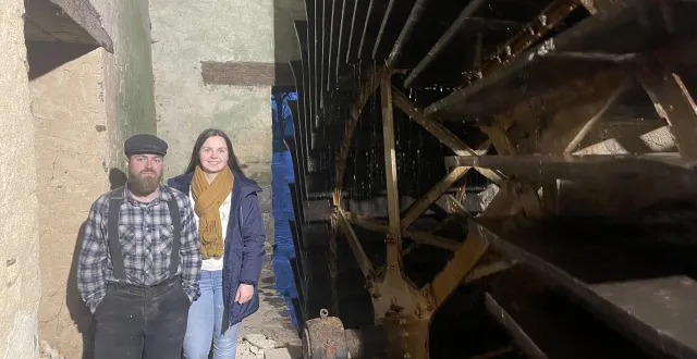 photo  quentin et nolwenn petit à côté de la roue en mouvement du moulin du bourg-d’iré.  &copy;  ouest-france. 