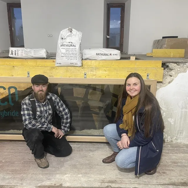photo quentin et nolwenn petit sur leur chantier de restauration du moulin du bourg-d'iré.  ©  ouest-france