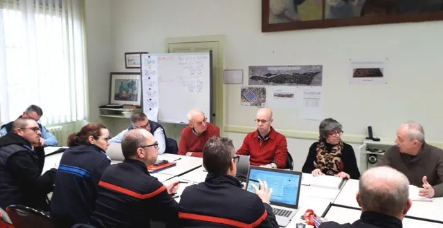 photo  chalonnes-sur-loire, lundi 16 février. autour de marie-madeleine monnier, les différents services sont réunis en conseil de crise.  &copy;  photo courrier de l’ouest 