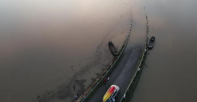 photo  les basses vallées angevines jouent un rôle d’éponge pour limiter les inondations à angers (maine-et-loire). ici, la route de briollay en janvier 2025.  &copy;  ouest france 