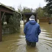 photo  des inondations touchent le maine-et-loire, qui se trouve en vigilance rouge pour les crues. ici, un habitant près d'angers, à denée, le 15 février 2026. 