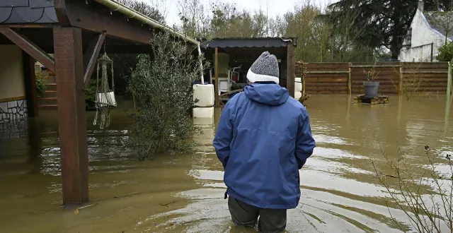 photo  des inondations touchent le maine-et-loire, qui se trouve en vigilance rouge pour les crues. ici, un habitant près d'angers, à denée, le 15 février 2026.  &copy;  vincent michel / ouest-france 