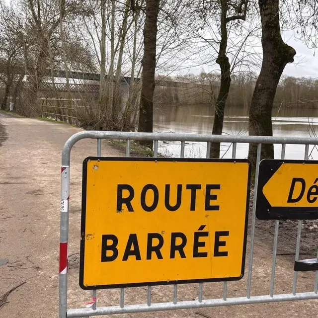 photo dès le début février, à angers, l’accès au chemin de halage de la mayenne est barré. en cause, la montée du niveau de l’eau dans la rivière.  ©  ouest-france