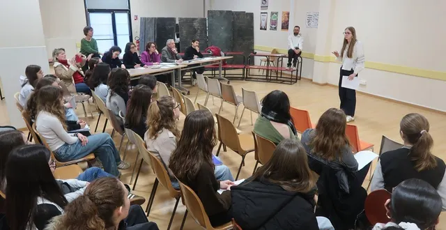 photo  beaufort, collège molière, le 9 février 2026. lors du concours d’éloquence, devant ses camarades et le jury, alice devait défendre l’idée que les jeux vidéo ne rendent pas idiot.  &copy;  co – agathe le nueff 