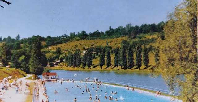 photo  la piscine de 125 m de long par 25 m de large avec sa plage de sable fin a ouvert le 28 juin 1974.  &copy;  archives famille blondeau 