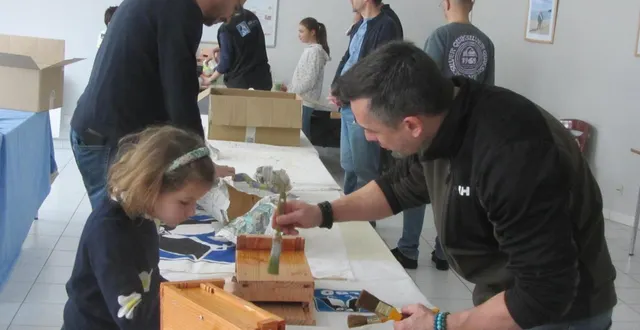 photo  jeanne et christophe, son papa, ont formé un binôme épatant. ils ont construit un abri à chauves-souris qu’ils installeront le soir même au fond du jardin.  &copy;  co 