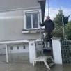 photo  un habitant des ponts-de-cé, près d’angers (maine-et-loire), ce mardi 17 février 2026, avec l’eau qui bloque l’entrée de son garage. 