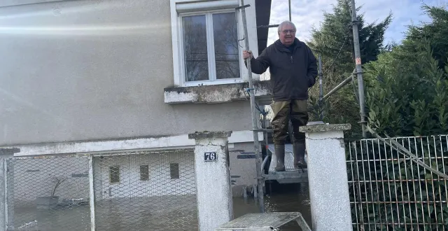 photo  un habitant des ponts-de-cé, près d’angers (maine-et-loire), ce mardi 17 février 2026, avec l’eau qui bloque l’entrée de son garage.  &copy;  ouest-france 
