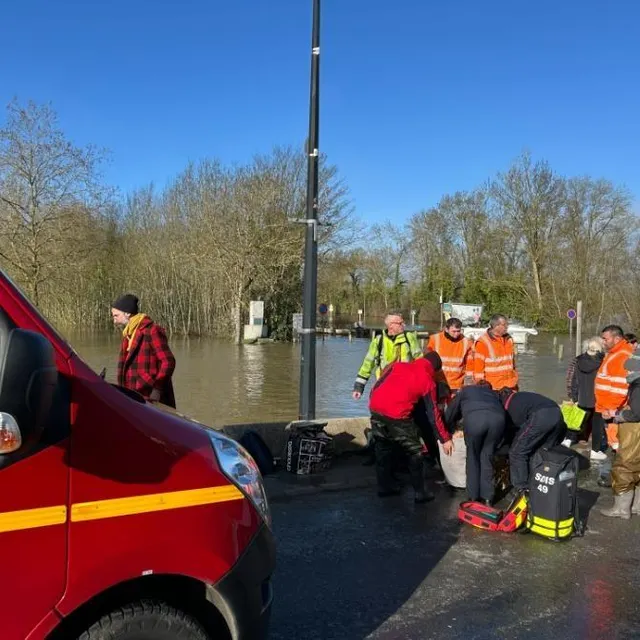 photo en plus des personnes qui n’ont pas hésité à sauver le kayakiste, les pompiers sont arrivés en nombre sur les lieux.  ©  co - laurent combet