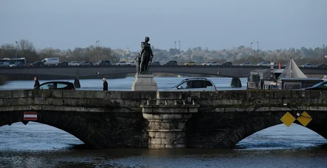 photo  le pont de verdun va-t-il être submergé par la montée de la maine ? la cote de la rivière est surveillée de très près par la ville.  &copy;  simon torlotin / ouest-france 