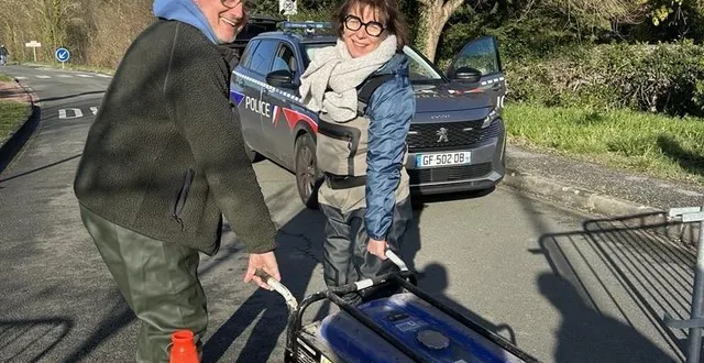 photo  à saint-jean-de-la-croix, des habitants sont allés chercher un générateur électrique.  &copy;  photo courrier de l’ouest - frédéric barillé 