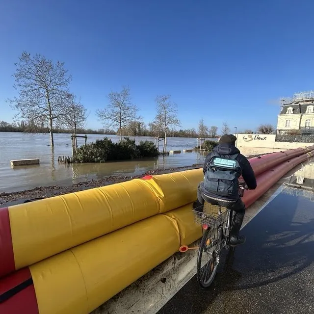 Aux Ponts-de-Cé, des barrages ont été mis en place pour contenir la crue de la Loire. Photo Courrier de l’Ouest - Frédéric Barillé photo aux ponts-de-cé, des barrages ont été mis en place pour contenir la crue de la loire. © photo courrier de l’ouest - frédéric barillé