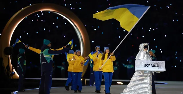photo  sous ses lunettes, anastasia kucherova, porteuse de la pancarte ukraine lors de la cérémonie d’ouverture des jeux olympiques, est de nationalité russe.  &copy;  getty images via afp / elsa 