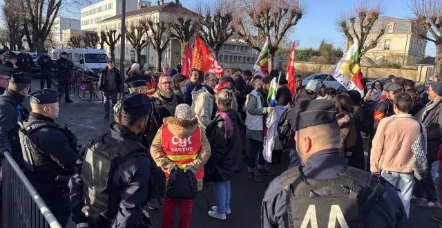 photo  ce mardi 17 et ce mercredi 18 février 2026, cinq personnes, dont trois membres de la liste révolution permanente engagée aux prochaines élections municipales, sont convoquées au commissariat du mans. principal reproche : leur participation à une manifestation interdite. soutenus par plus de 130 personnes, les militants dénoncent « une tentative d’intimidation. »  &copy;  ouest-france 